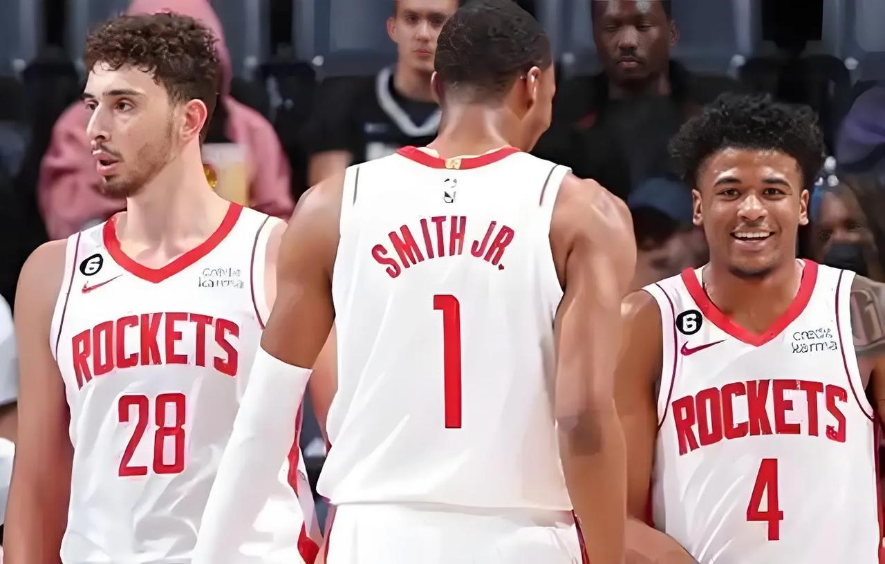 火箭团队配合默契，全面击败对手获胜