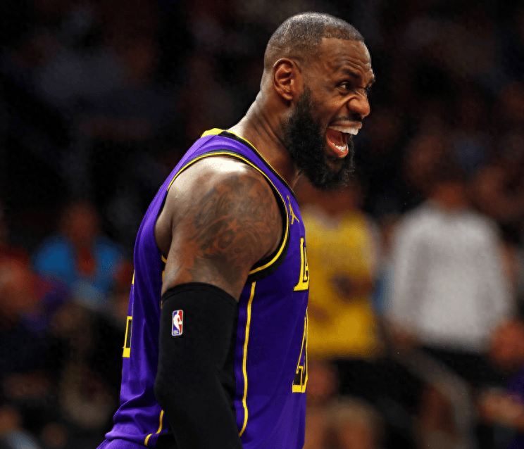 詹姆斯回归赛场,回归赛场首场状态亮眼,切尔西观众沸腾! 詹姆斯回归赛场,回归赛场首场状态亮眼,切尔西观众沸腾!