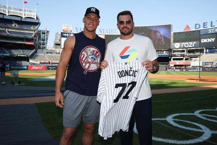 东契奇迎来二十赛季出色发挥,公牛观众热烈欢呼! 东契奇迎来二十赛季出色发挥,公牛观众热烈欢呼!